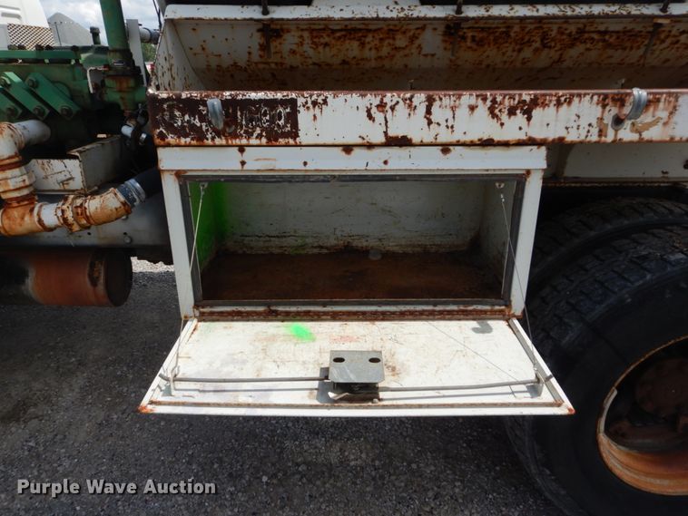 image for item GV9187 1995 Ford F800  sewer jetter truck