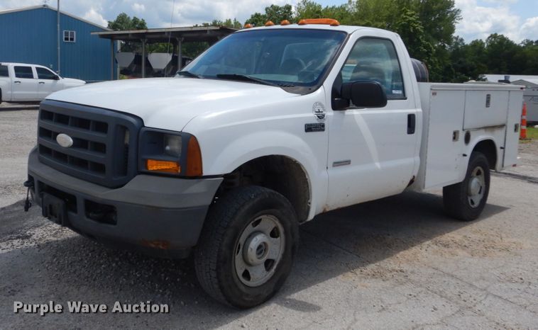 image for item GV9188 2005 Ford F250 Super Duty XL  utility bed pickup truck