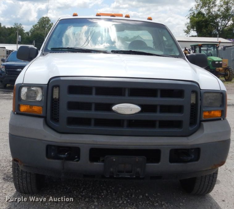 image for item GV9188 2005 Ford F250 Super Duty XL  utility bed pickup truck