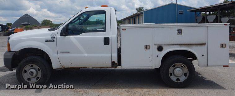 image for item GV9188 2005 Ford F250 Super Duty XL  utility bed pickup truck