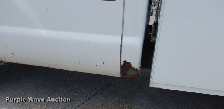 image for item GV9188 2005 Ford F250 Super Duty XL  utility bed pickup truck