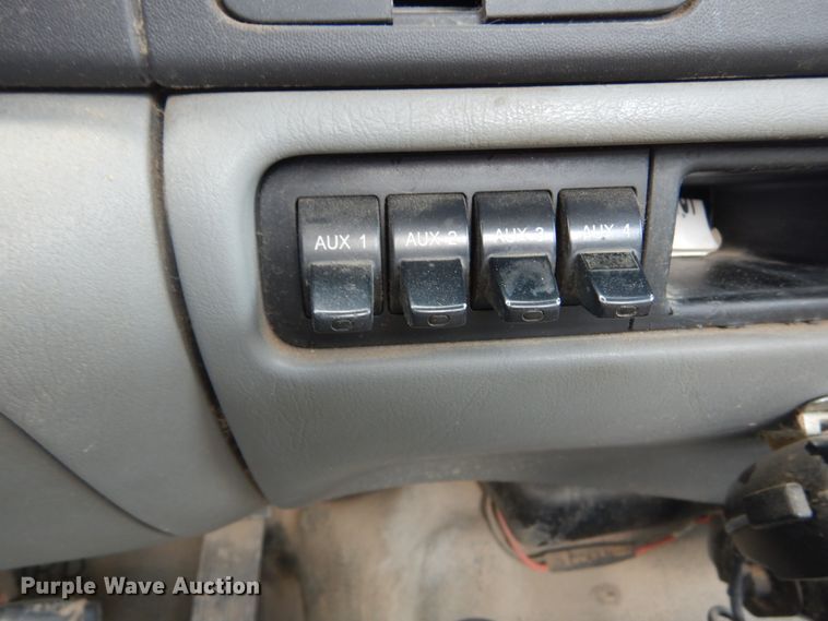 image for item GV9188 2005 Ford F250 Super Duty XL  utility bed pickup truck