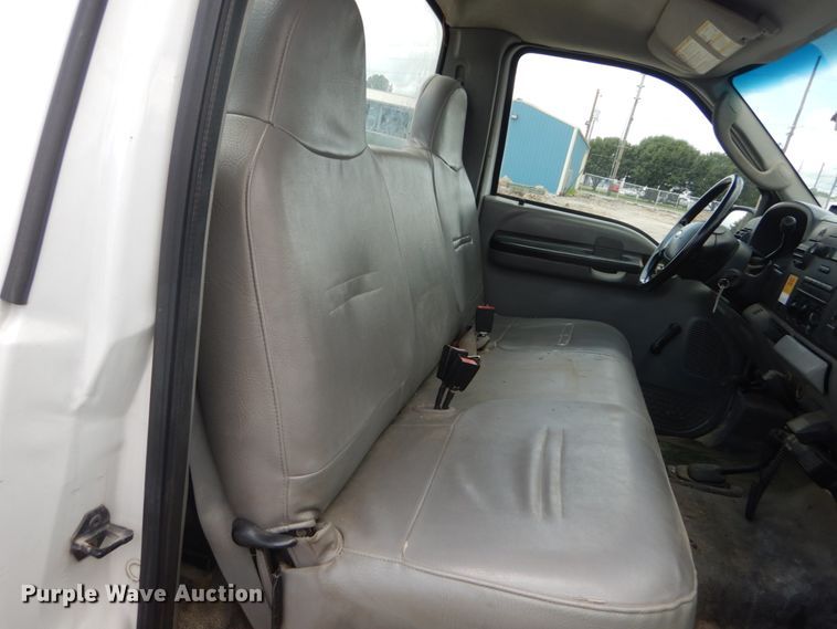 image for item GV9188 2005 Ford F250 Super Duty XL  utility bed pickup truck