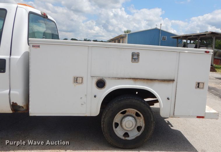 image for item GV9188 2005 Ford F250 Super Duty XL  utility bed pickup truck