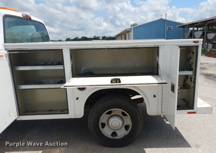 image for item GV9188 2005 Ford F250 Super Duty XL  utility bed pickup truck