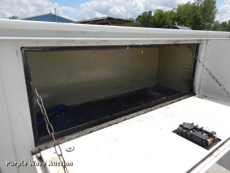 image for item GV9188 2005 Ford F250 Super Duty XL  utility bed pickup truck