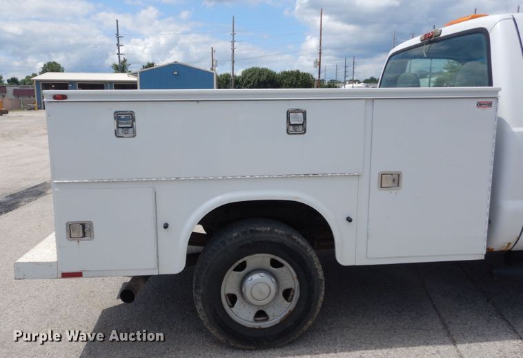 image for item GV9188 2005 Ford F250 Super Duty XL  utility bed pickup truck