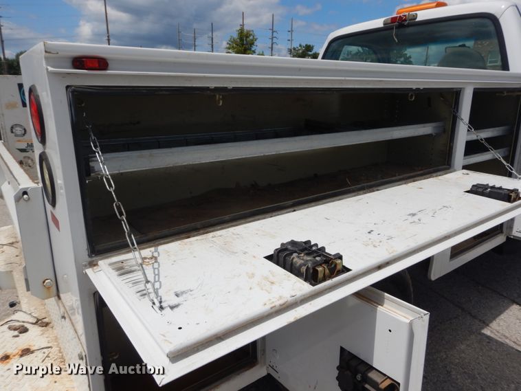 image for item GV9188 2005 Ford F250 Super Duty XL  utility bed pickup truck