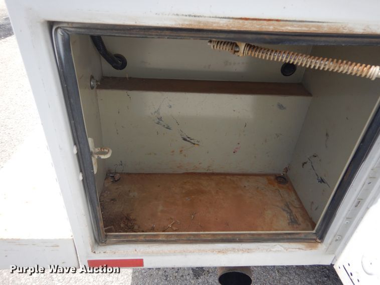 image for item GV9188 2005 Ford F250 Super Duty XL  utility bed pickup truck