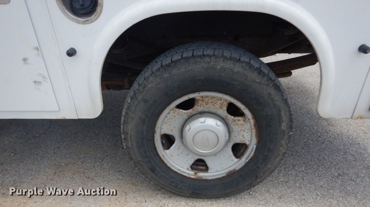 image for item GV9188 2005 Ford F250 Super Duty XL  utility bed pickup truck