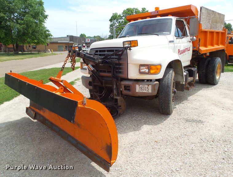 image for item GX9156 1995 Ford F700  dump truck