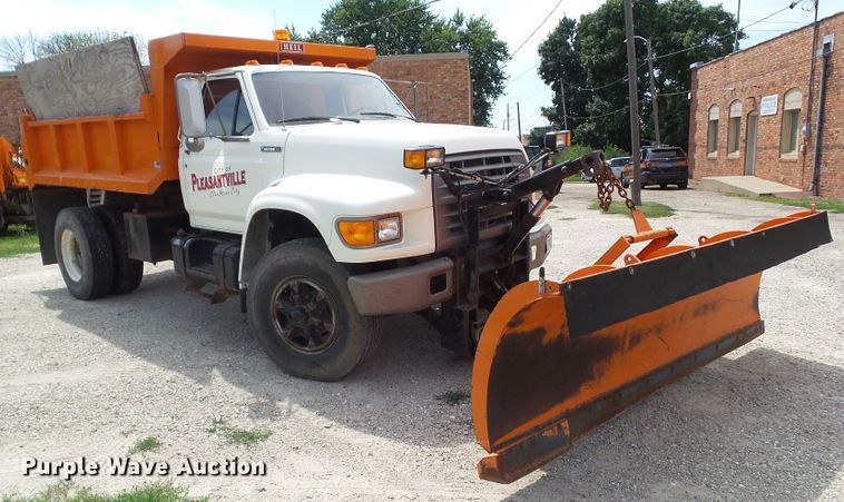 image for item GX9156 1995 Ford F700  dump truck