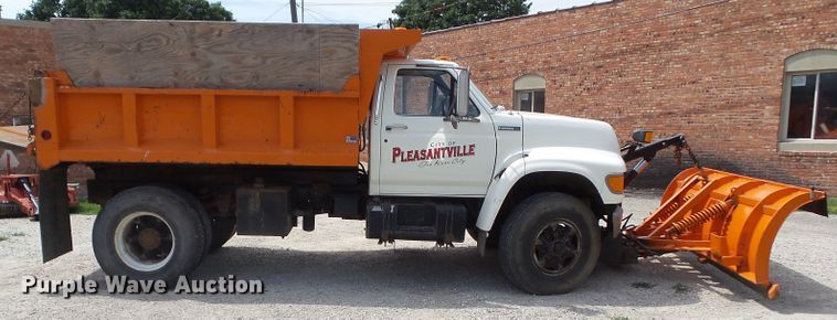 image for item GX9156 1995 Ford F700  dump truck