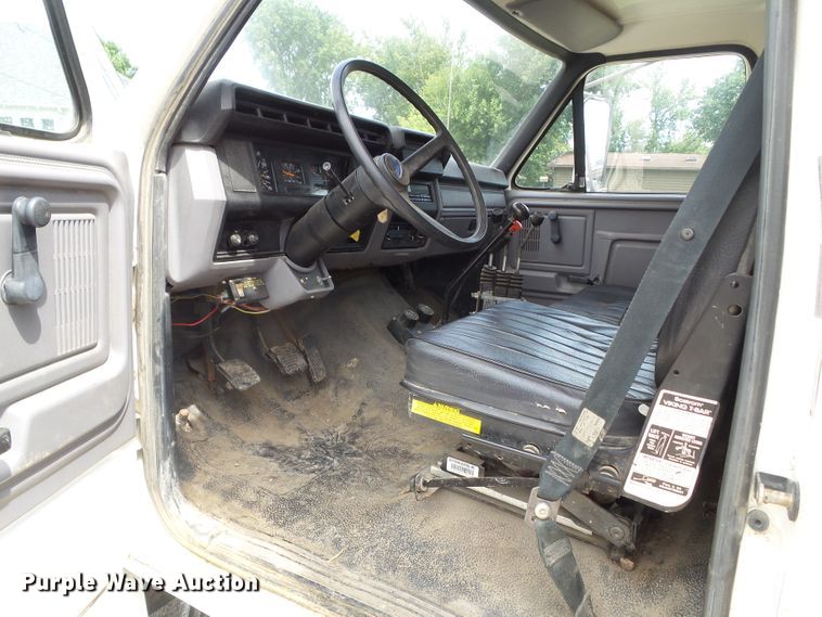 image for item GX9156 1995 Ford F700  dump truck