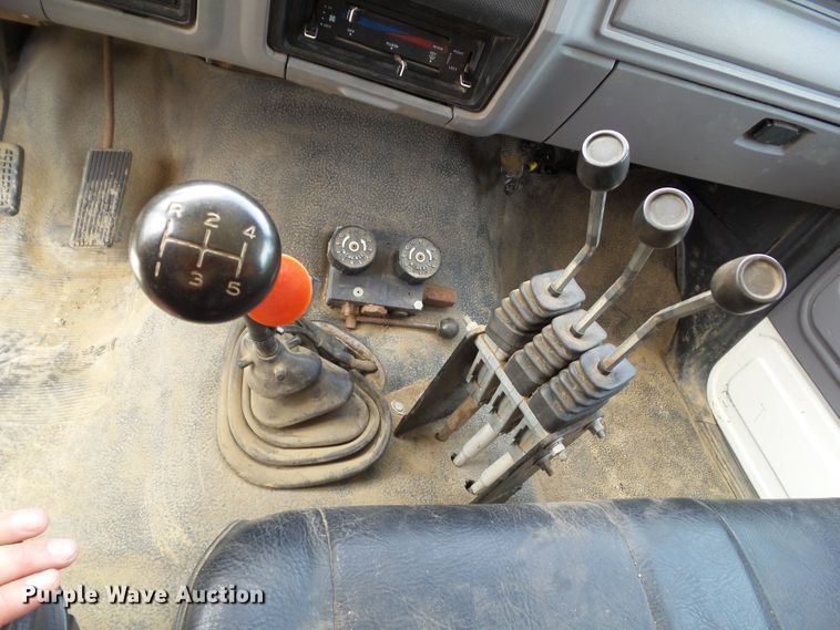 image for item GX9156 1995 Ford F700  dump truck