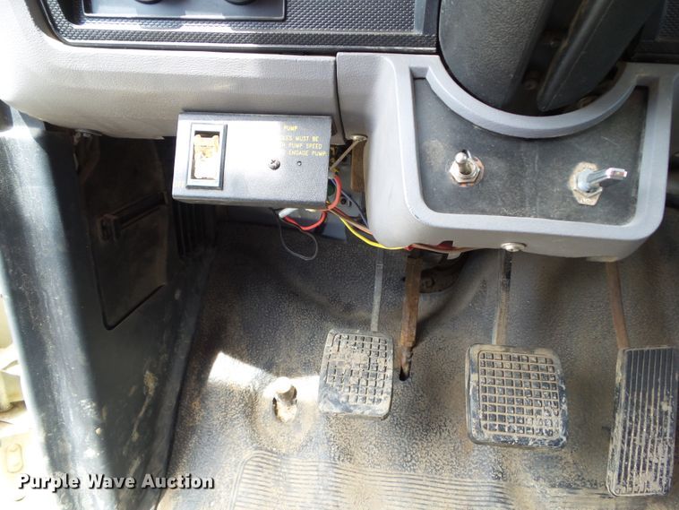 image for item GX9156 1995 Ford F700  dump truck