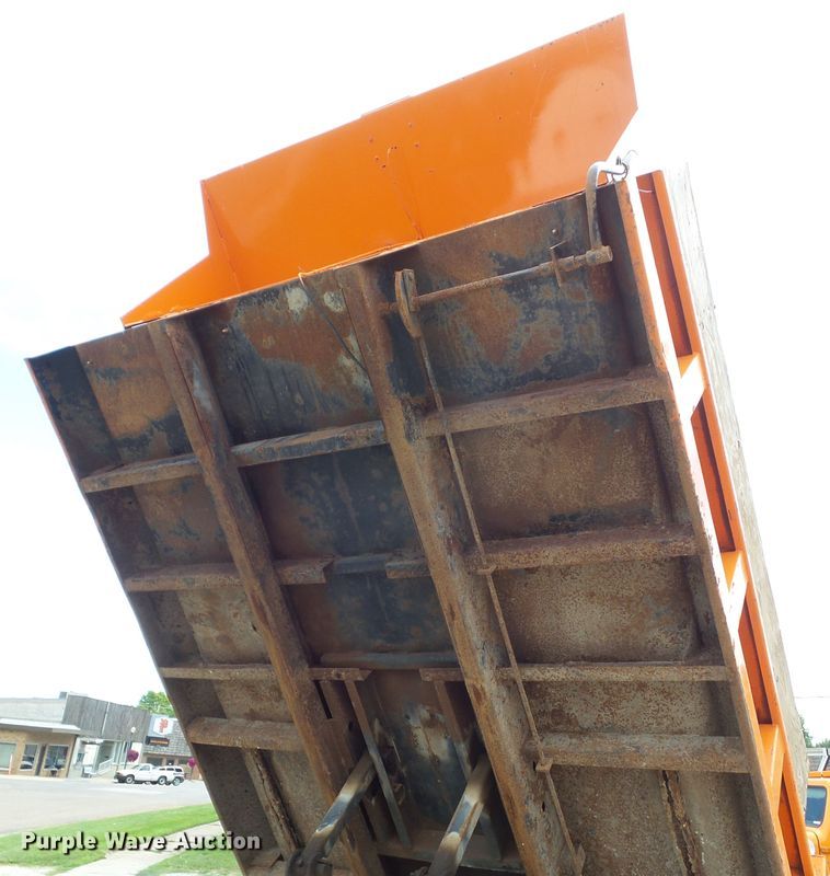 image for item GX9156 1995 Ford F700  dump truck