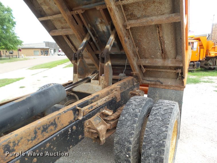 image for item GX9156 1995 Ford F700  dump truck