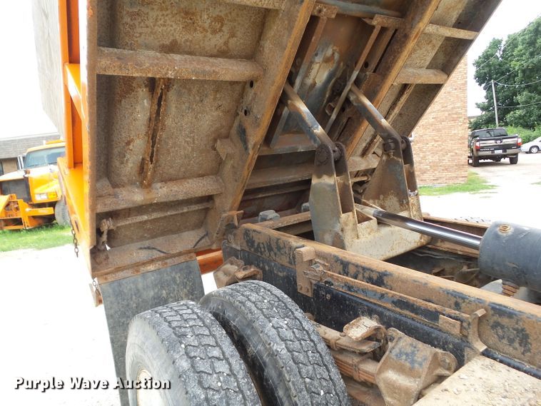 image for item GX9156 1995 Ford F700  dump truck