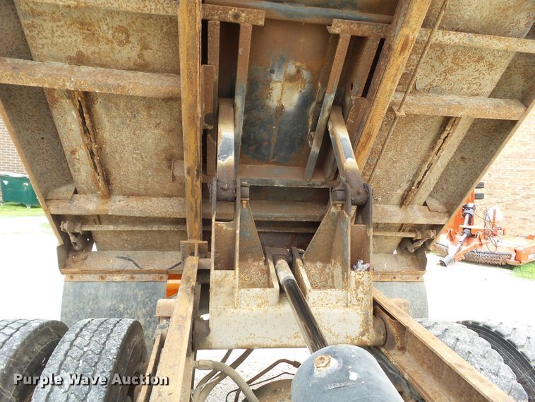 image for item GX9156 1995 Ford F700  dump truck