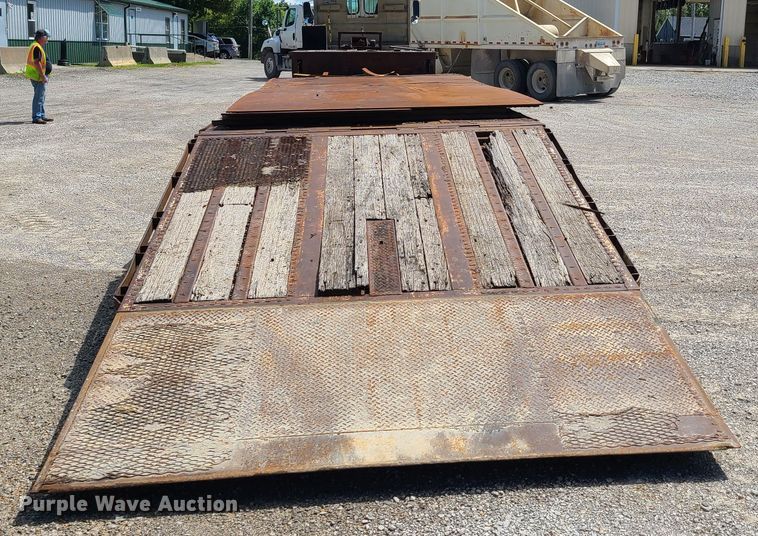 image for item GX9310 1999 Ledwell equipment trailer