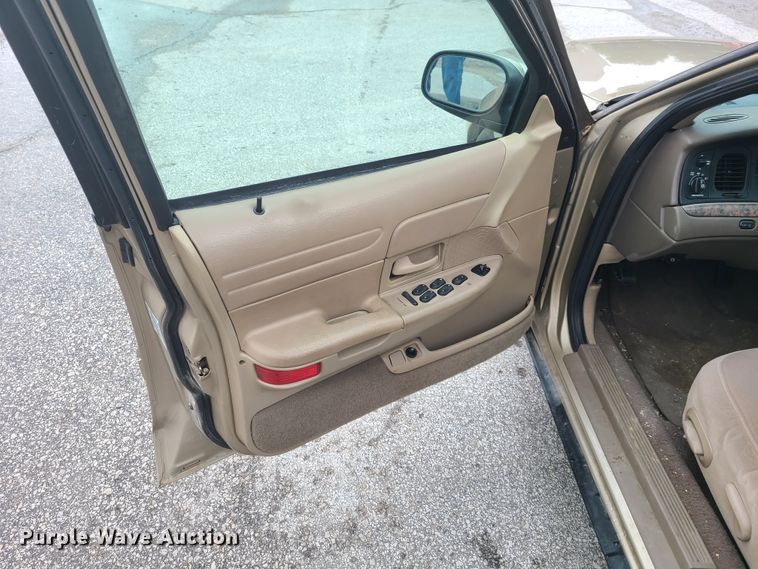 image for item GX9314 2000 Ford Crown Victoria