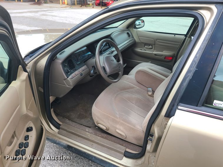 image for item GX9314 2000 Ford Crown Victoria
