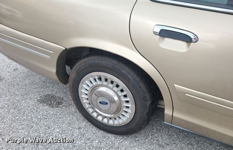image for item GX9314 2000 Ford Crown Victoria