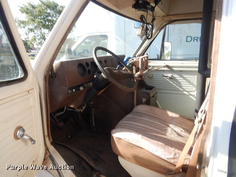 image for item HB9316 1981 Chevrolet G30  shuttle bus