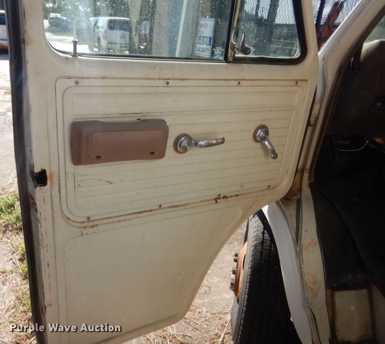 image for item HB9316 1981 Chevrolet G30  shuttle bus