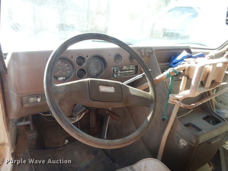 image for item HB9316 1981 Chevrolet G30  shuttle bus