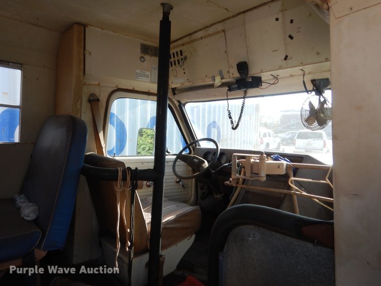 image for item HB9316 1981 Chevrolet G30  shuttle bus