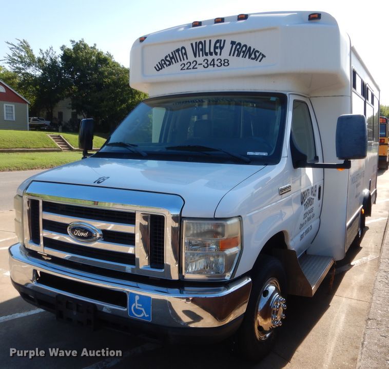 image for item HB9346 2009 Ford E350 Super Duty  shuttle bus