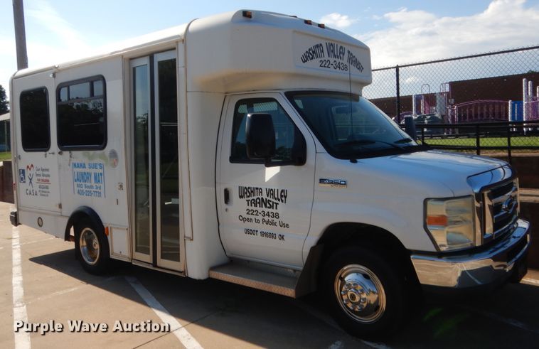image for item HB9346 2009 Ford E350 Super Duty  shuttle bus