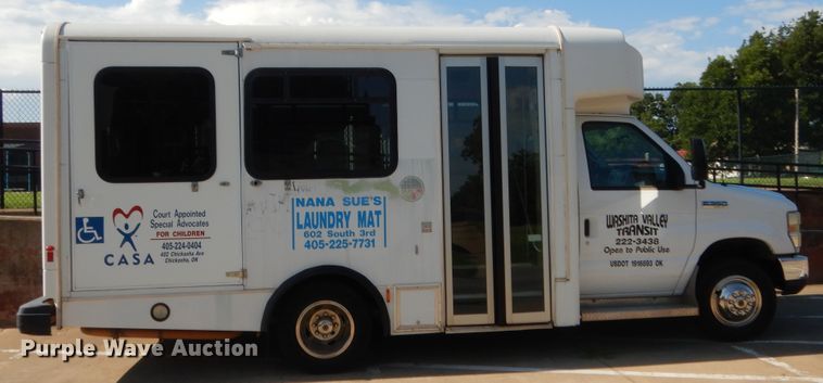 image for item HB9346 2009 Ford E350 Super Duty  shuttle bus