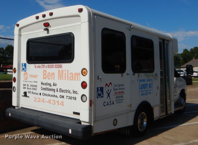 image for item HB9346 2009 Ford E350 Super Duty  shuttle bus