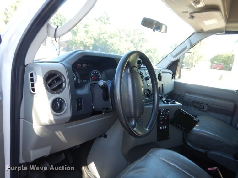 image for item HB9346 2009 Ford E350 Super Duty  shuttle bus