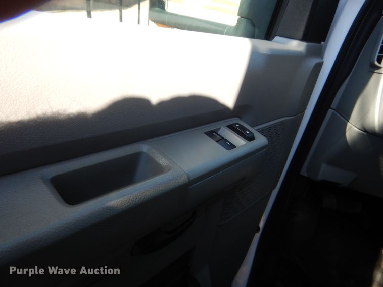 image for item HB9346 2009 Ford E350 Super Duty  shuttle bus