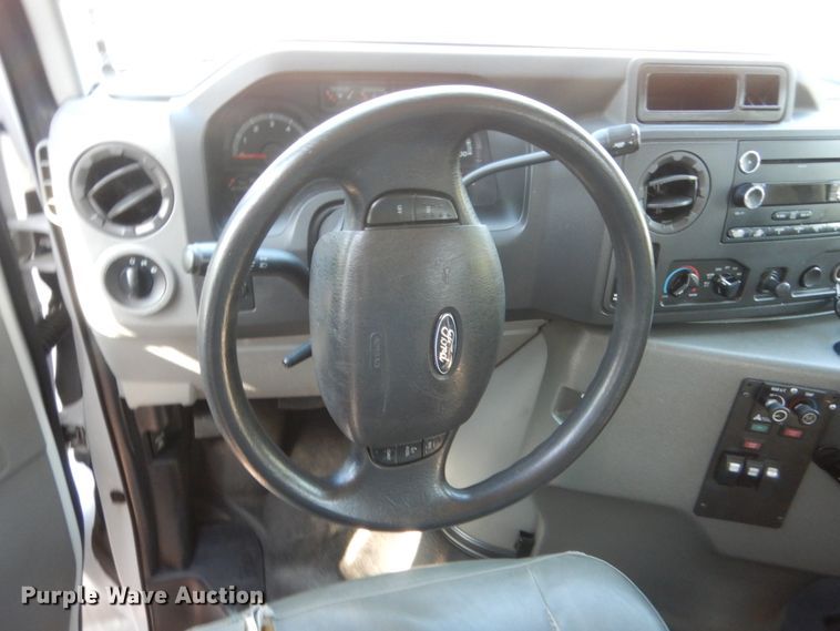 image for item HB9346 2009 Ford E350 Super Duty  shuttle bus