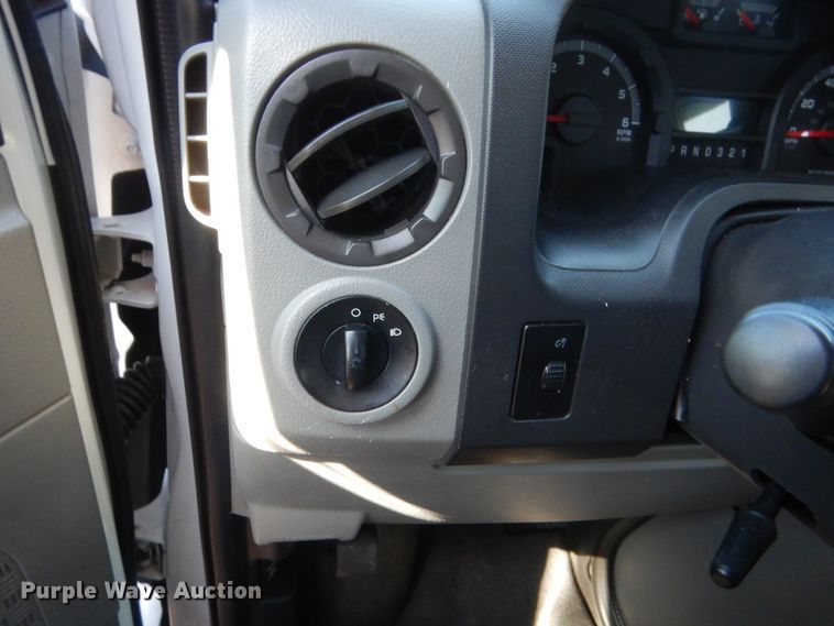 image for item HB9346 2009 Ford E350 Super Duty  shuttle bus