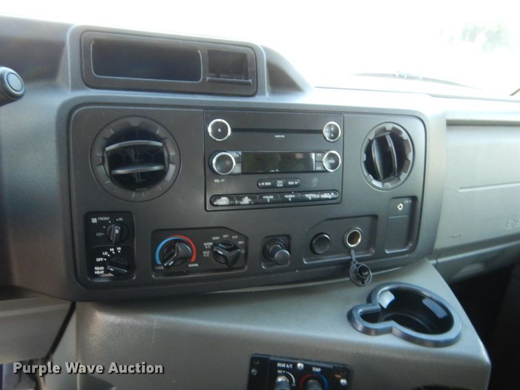 image for item HB9346 2009 Ford E350 Super Duty  shuttle bus