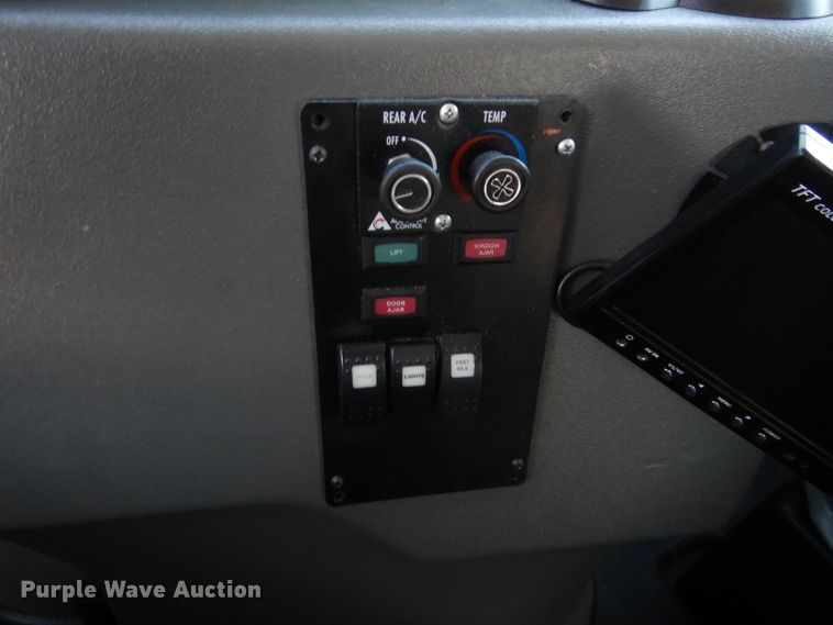 image for item HB9346 2009 Ford E350 Super Duty  shuttle bus