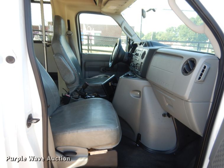 image for item HB9346 2009 Ford E350 Super Duty  shuttle bus