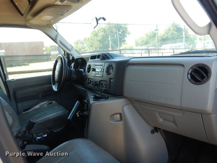 image for item HB9346 2009 Ford E350 Super Duty  shuttle bus