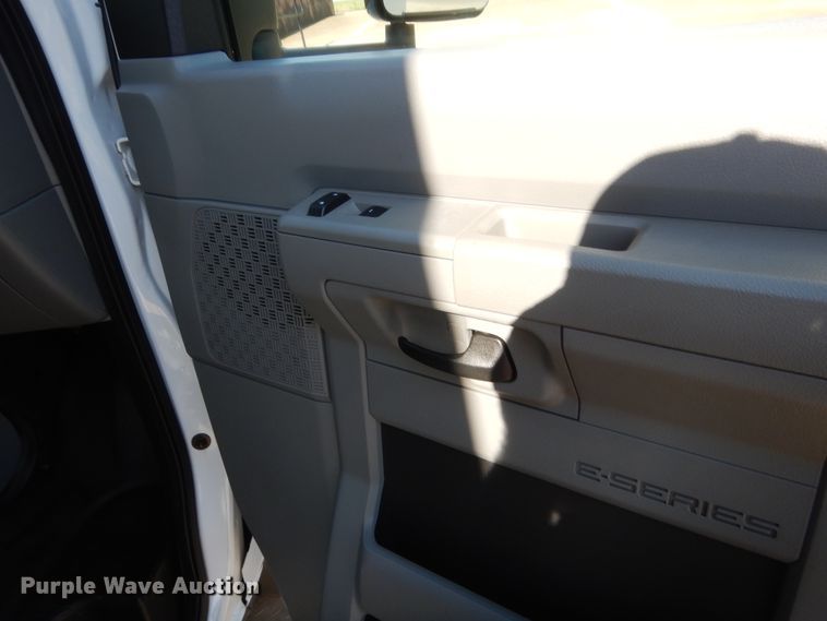 image for item HB9346 2009 Ford E350 Super Duty  shuttle bus