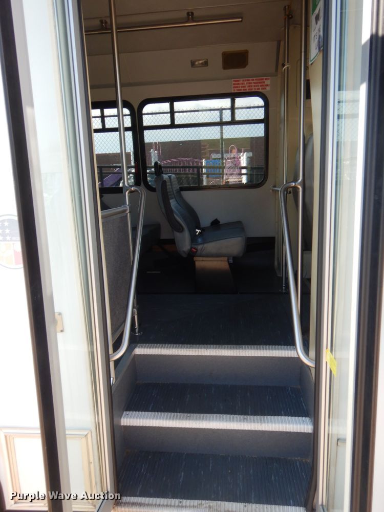 image for item HB9346 2009 Ford E350 Super Duty  shuttle bus