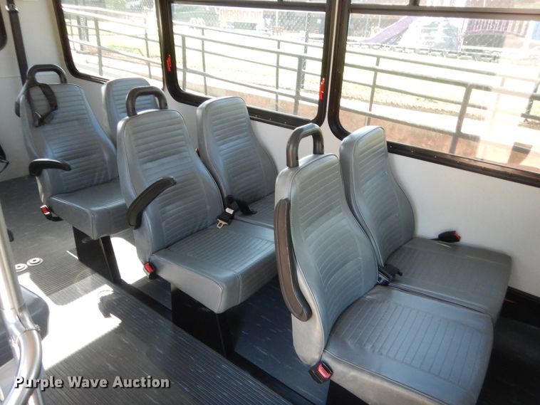 image for item HB9346 2009 Ford E350 Super Duty  shuttle bus