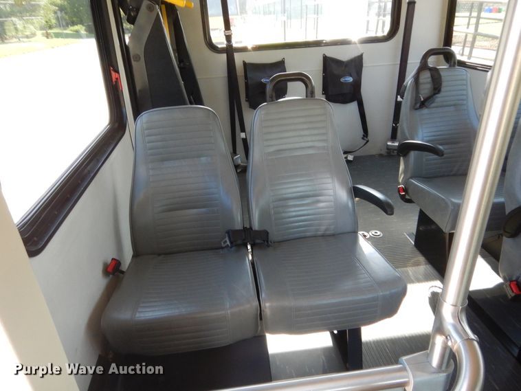 image for item HB9346 2009 Ford E350 Super Duty  shuttle bus