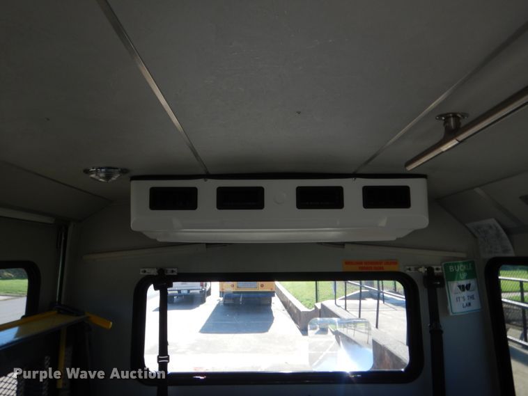 image for item HB9346 2009 Ford E350 Super Duty  shuttle bus
