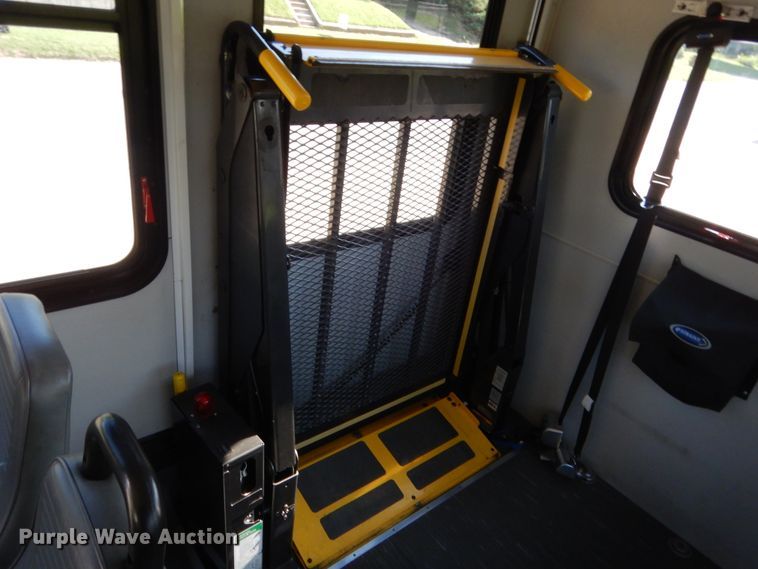 image for item HB9346 2009 Ford E350 Super Duty  shuttle bus